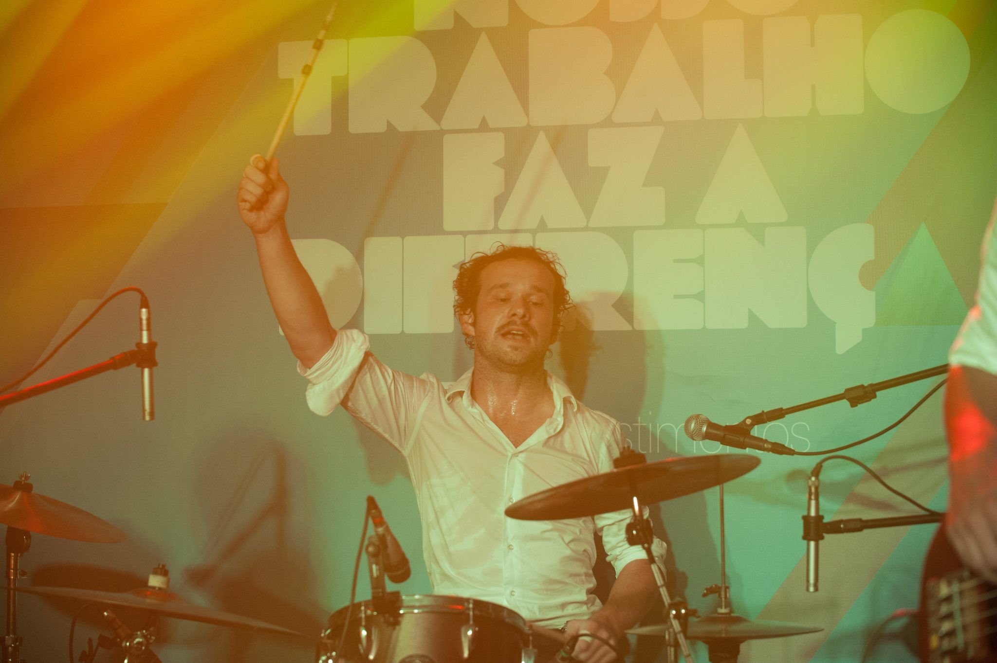 Tito Gusmão tocando bateria